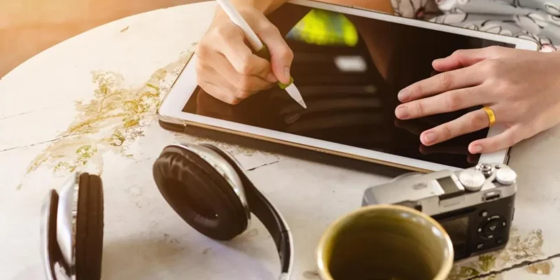 5 nietypowych podcastów do słuchania podczas podróży służbowych