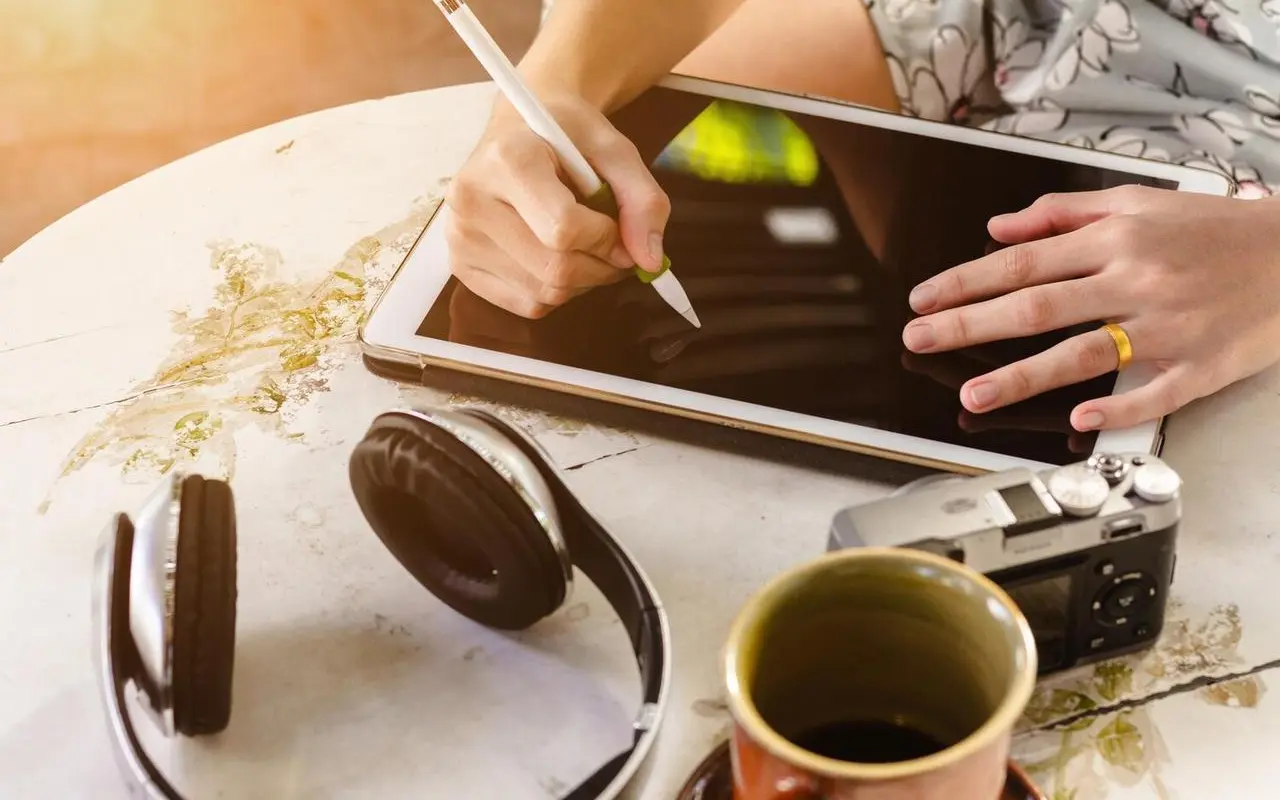 5 nietypowych podcastów do słuchania podczas podróży służbowych