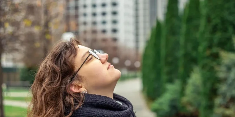 Jak minimalizować stres związany z szybkim tempem życia w dużych miastach?