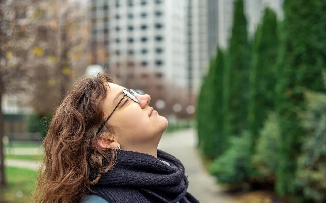 Jak minimalizować stres związany z szybkim tempem życia w dużych miastach?