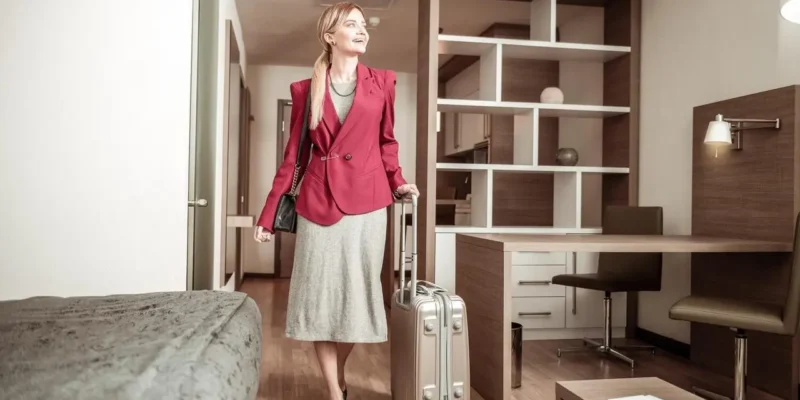 Jak planować odzieżowy minimalizm na długie podróże służbowe?