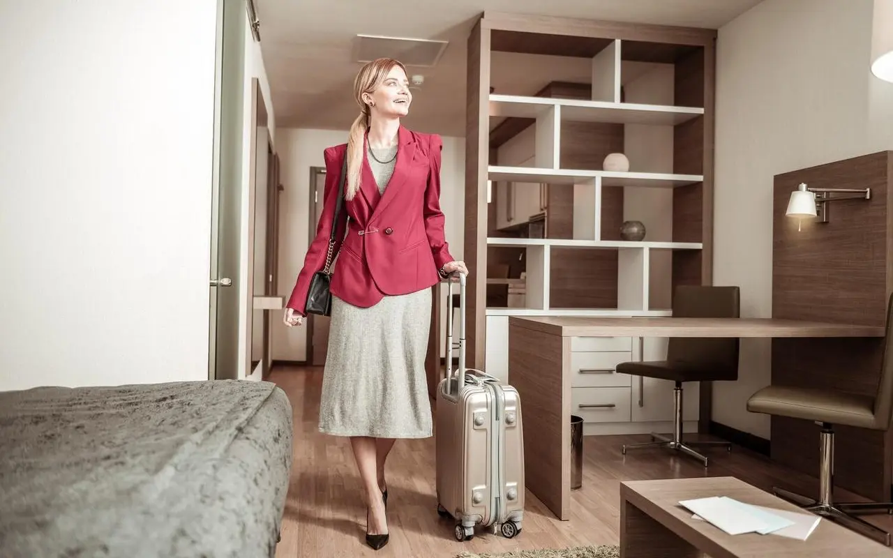 Jak planować odzieżowy minimalizm na długie podróże służbowe?