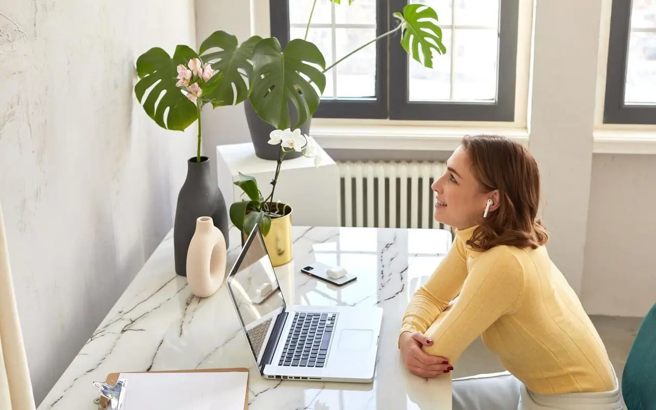 Jak urządzić minimalistyczne biuro domowe sprzyjające skupieniu?