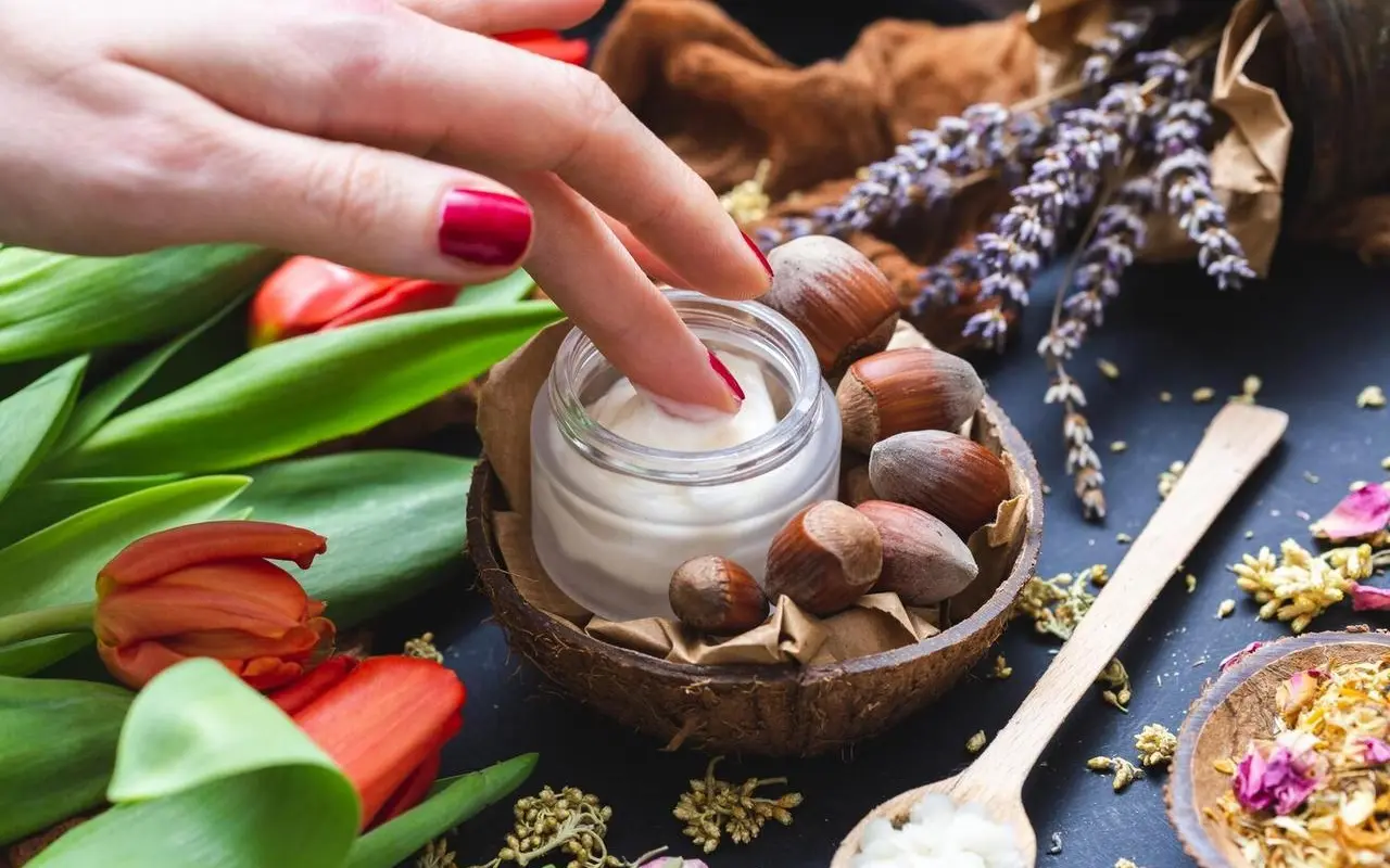 Jak wybrać bezpieczne kosmetyki naturalne dla alergików w 2025 roku?