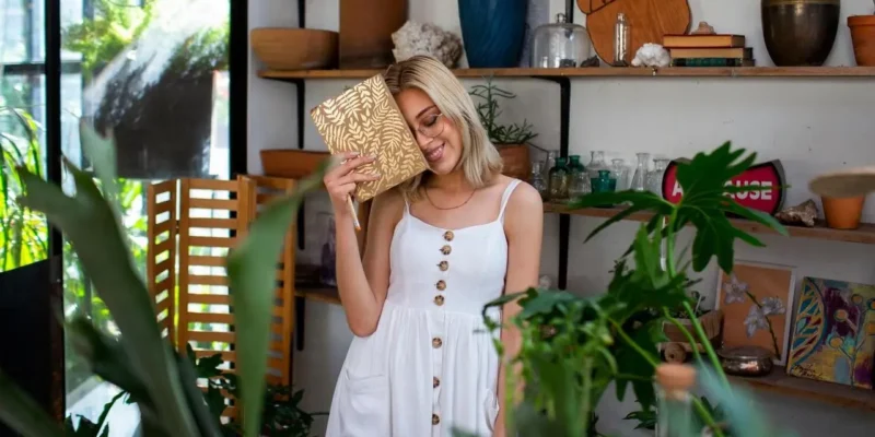 Jak wybrać designerskie dodatki do mieszkania wynajmowanego, by uniknąć konfliktu z właścicielem?