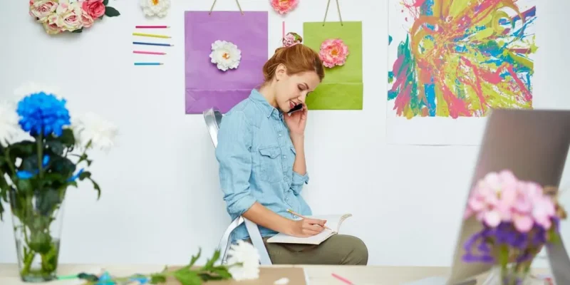 Jak wykorzystać sztukę wiszącą do poprawy nastroju w domowym biurze?