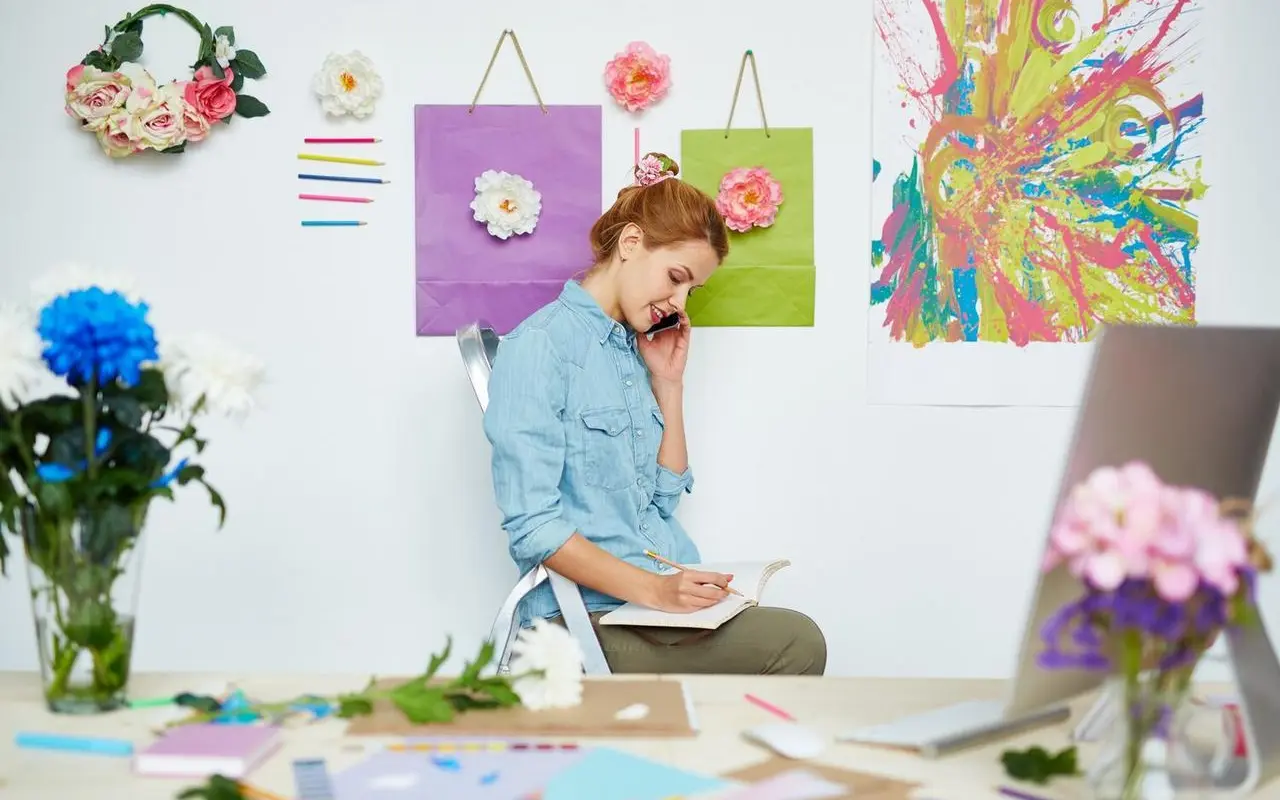Jak wykorzystać sztukę wiszącą do poprawy nastroju w domowym biurze?