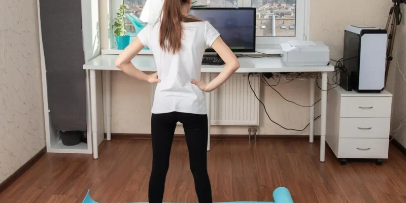 Jak zadbać o kręgosłup w pracy domowej – ćwiczenia do biurka