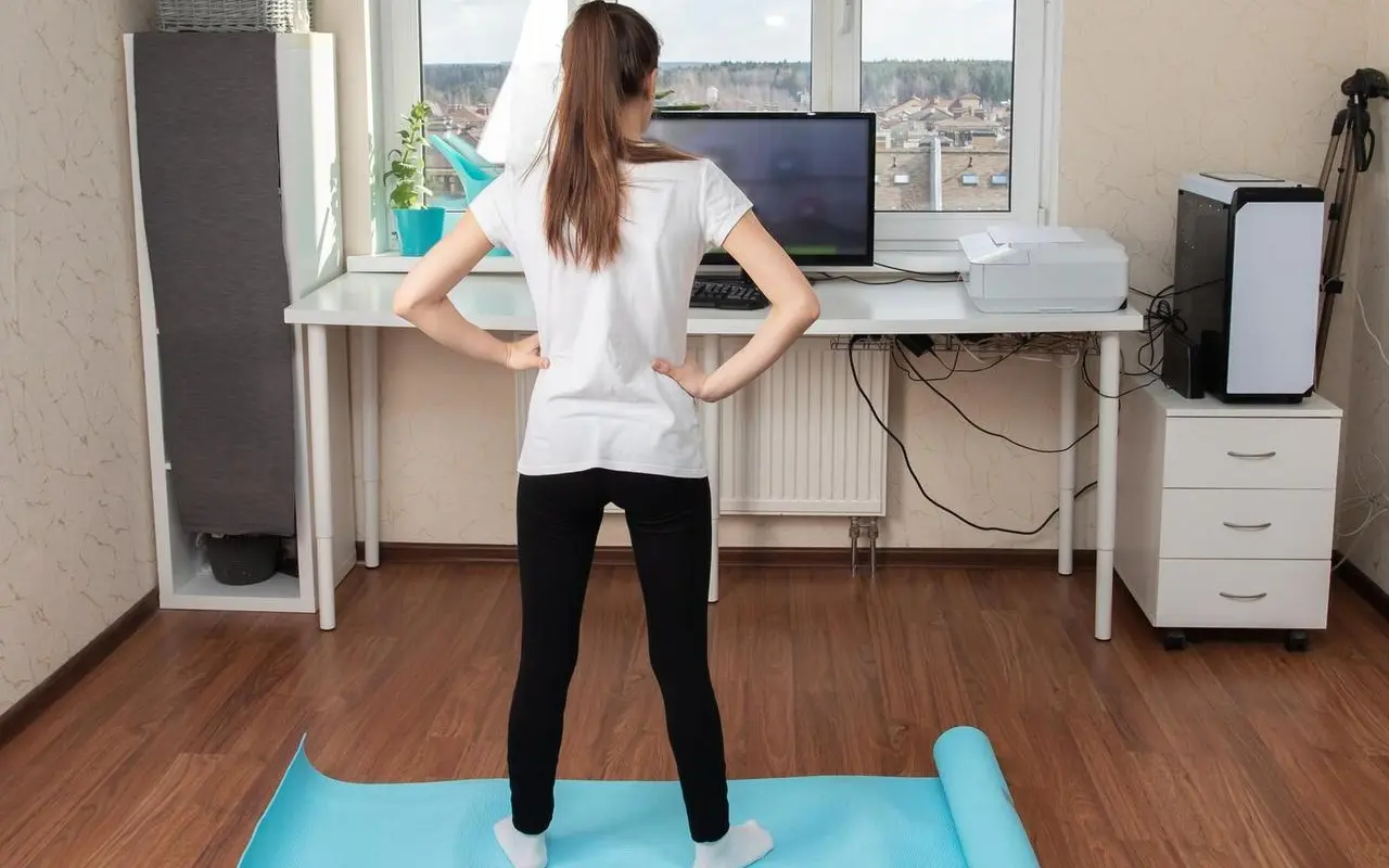 Jak zadbać o kręgosłup w pracy domowej – ćwiczenia do biurka