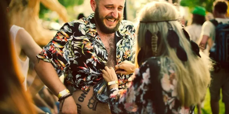 Jak znaleźć lokalne wydarzenia rozrywkowe w nowym mieście bez znajomości mieszkańców?