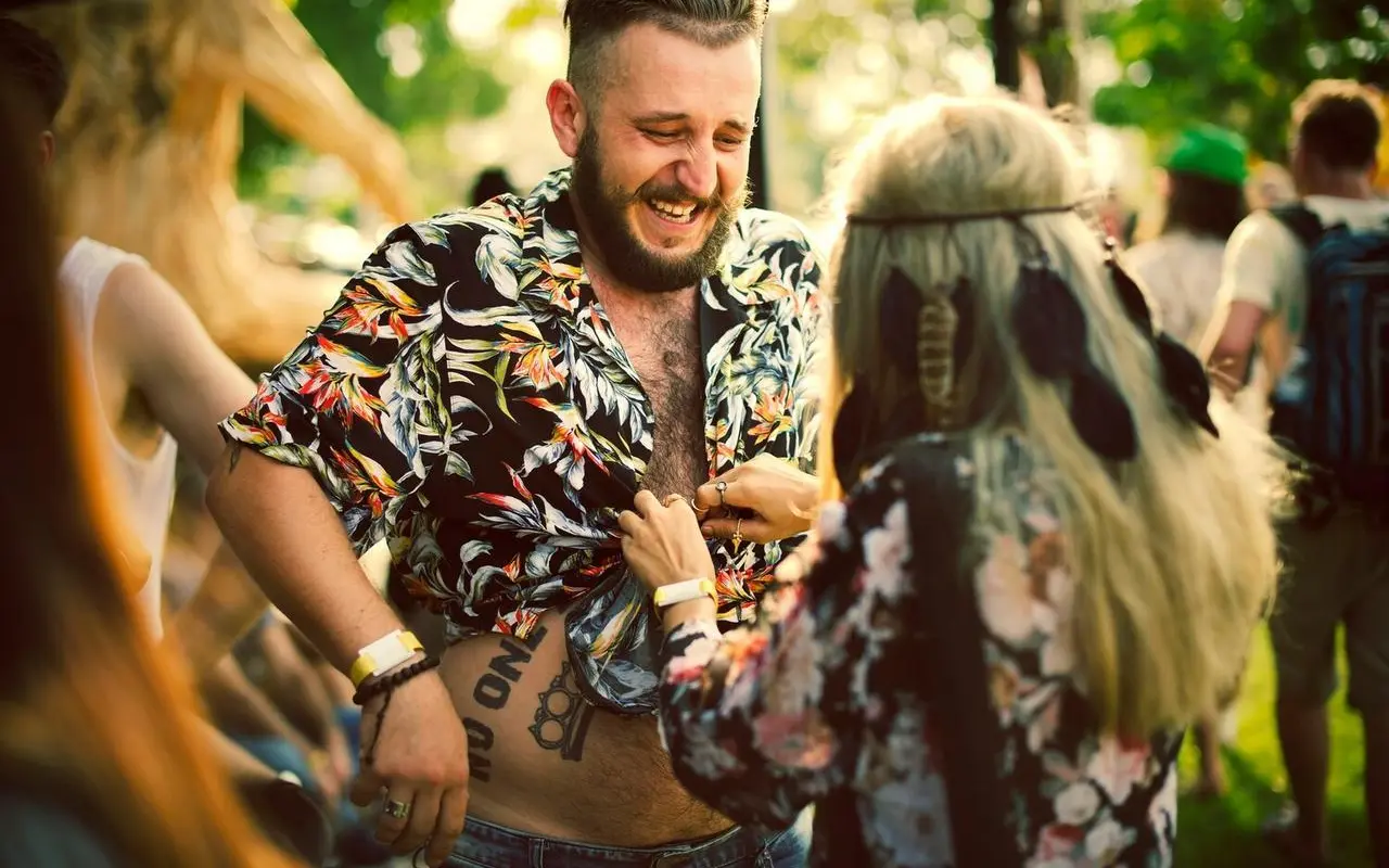 Jak znaleźć lokalne wydarzenia rozrywkowe w nowym mieście bez znajomości mieszkańców?