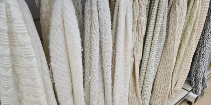 Minimalizm w garderobie: jak zbudować kapsułową szafę na zimę 2025?