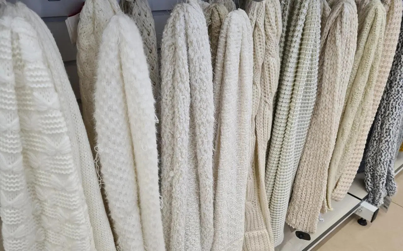 Minimalizm w garderobie: jak zbudować kapsułową szafę na zimę 2025?