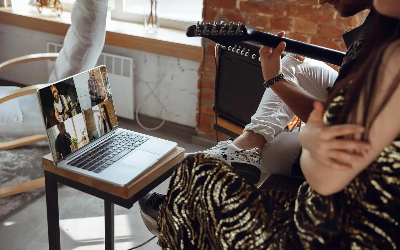 Najciekawsze wydarzenia kulturalne online na jesień 2025