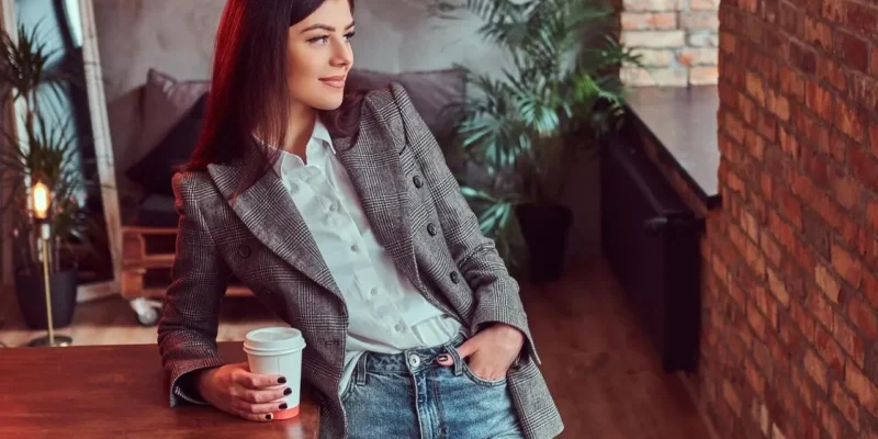 Przewodnik po modzie biurowej 2025: stylizacje dla osób pracujących zdalnie i hybrydowo