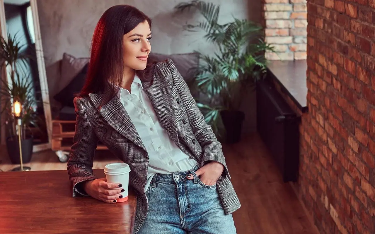 Przewodnik po modzie biurowej 2025: stylizacje dla osób pracujących zdalnie i hybrydowo