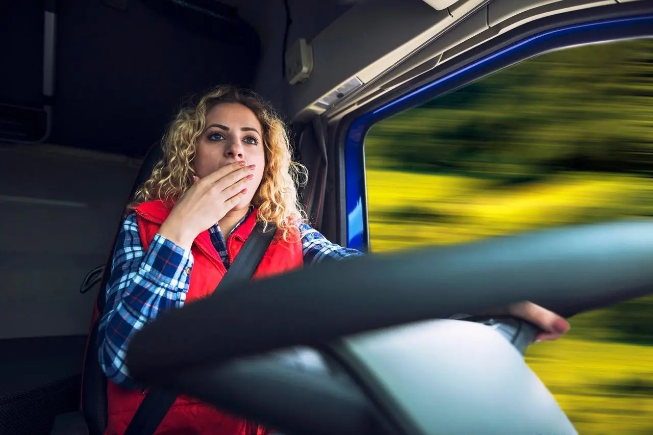 Transport osób: Optymalne rozwiązania i kluczowe aspekty bezpieczeństwa